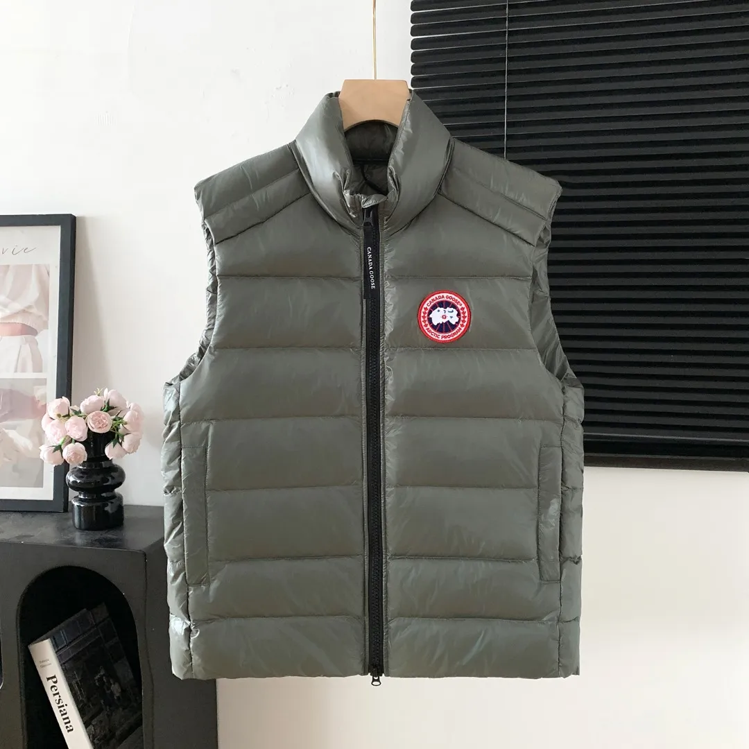 Style number: Y 77 Canadian brand Canada Goose men's and women's CROFTON lightweight down vest 2229M DWR water-repellent treatment Wind Wall windproof fabric Filled with down content Original mold opening Details one-to-one production Beautiful upper body effect Exclusively available on the Xiaohongshu purchasing platform The highest version on the market Sizes: XS S M L XL XXL
